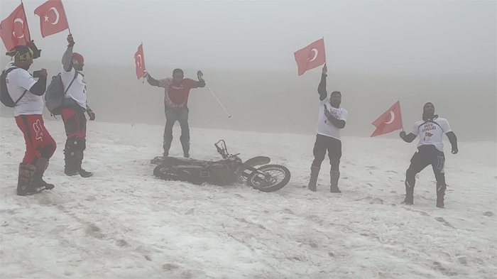 Motosikletli grup, karlı zirvede Türk bayrağı açtı